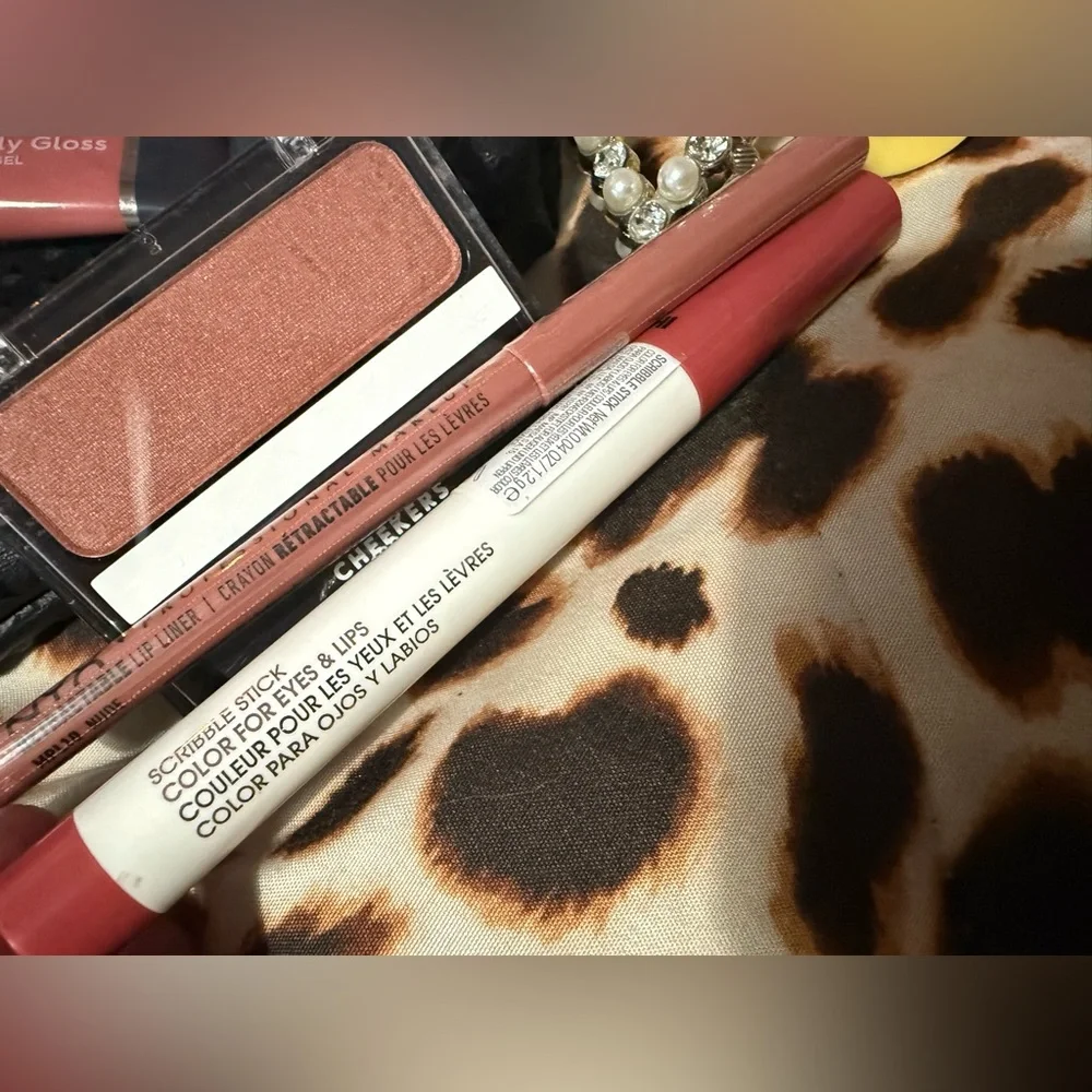 💕Makeup Bundle💕 - Picture 6 of 12